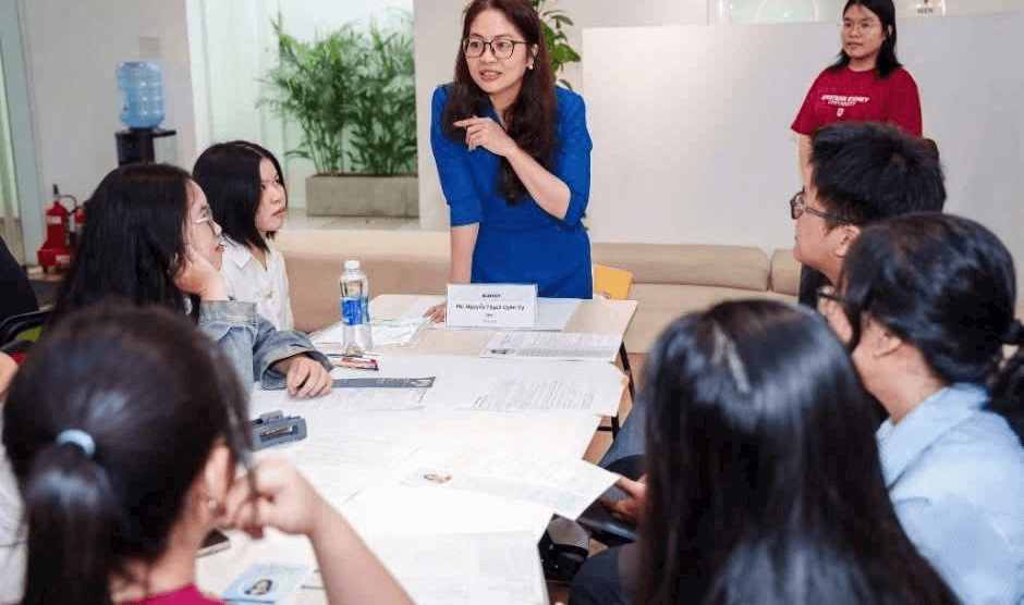 Nguyễn Thạch Uyên Vy trao đổi tại một buổi workshop